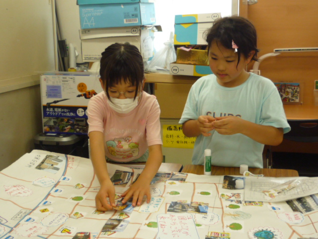 小学生の男の子と女の子で安全マップの制作をしている写真