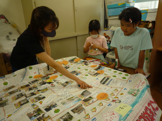 危険な場所を皆で見つけて注意するよう書き込んでいる写真