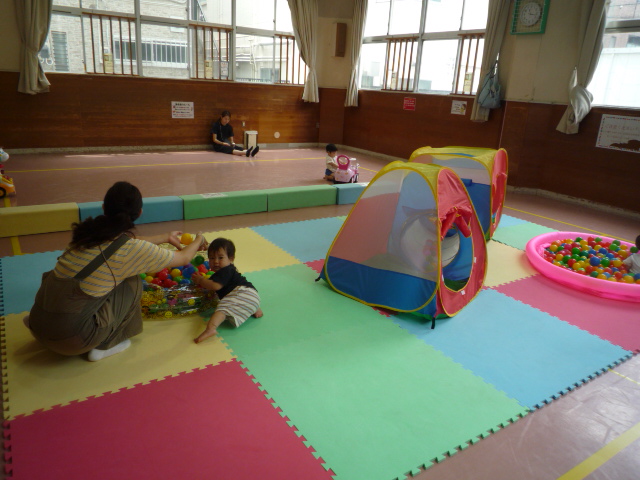 ちびっこランドで遊ぶこどもたちの写真2