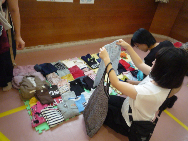 服を選ぶ様子の写真2