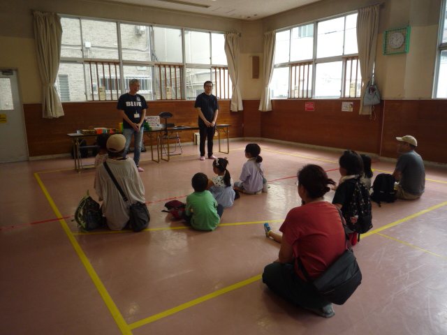 講師の方の話を聞いている写真
