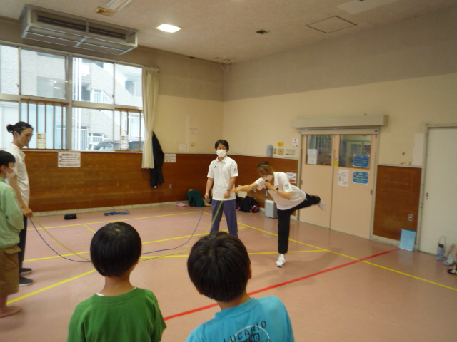 講師の方が子どもたちにアドバイスをしている写真