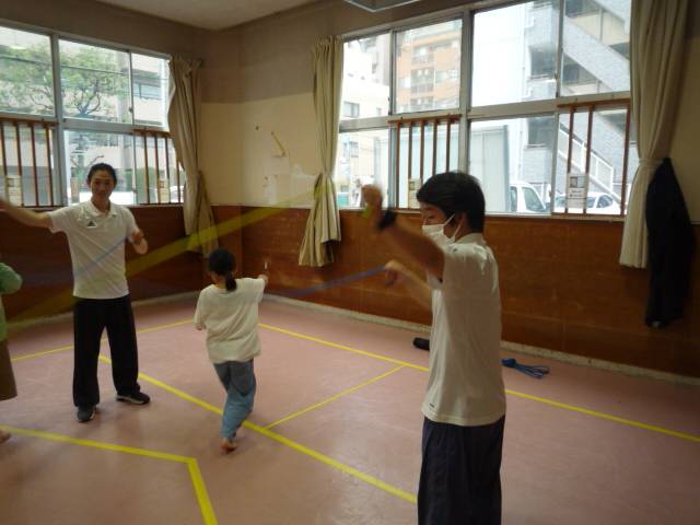 小学生の女の子がダブルダッチに挑戦している写真