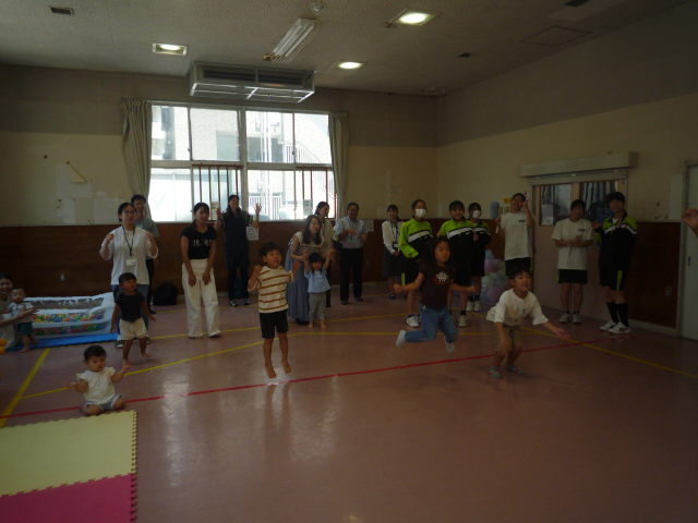 皆でみみけろハッピーダンスを踊っている写真