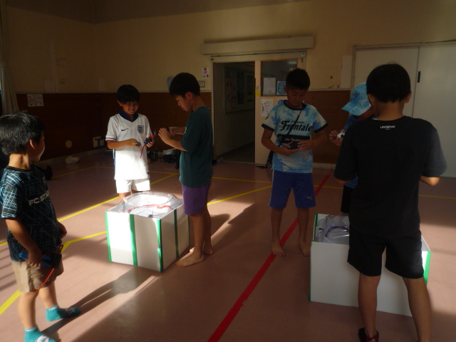 小学生5人がそれぞれの台でベイブレードをしている写真