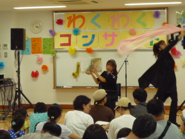 絵本の読み聞かせと絵本の世界観を表現するダンスを披露している写真