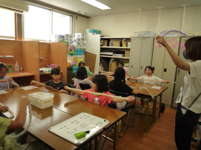 作り方の説明を聞く子どもたちの写真