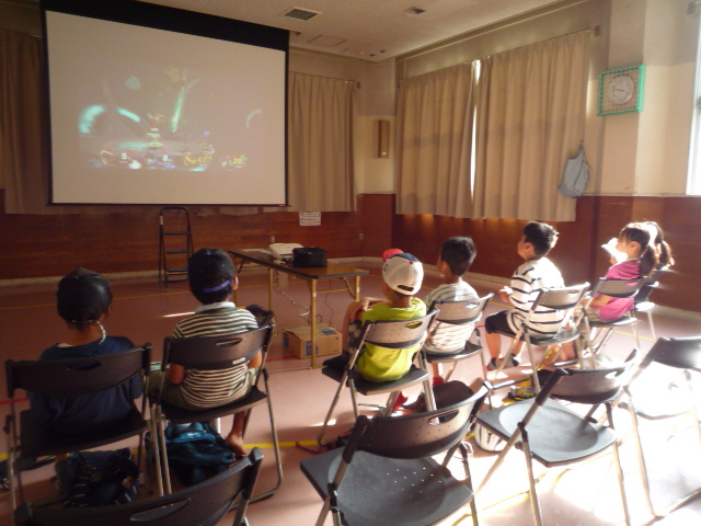 7人の小学生がスマッシュブラザーズのゲームを遊んでいる写真