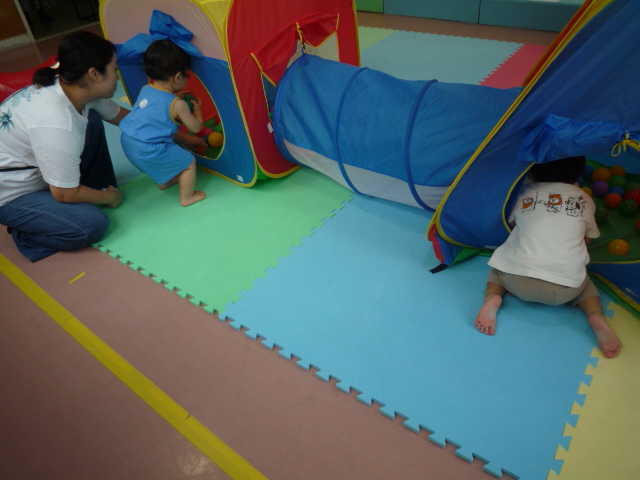 幼児2人が反対側から同時にテントの中へ入っている写真