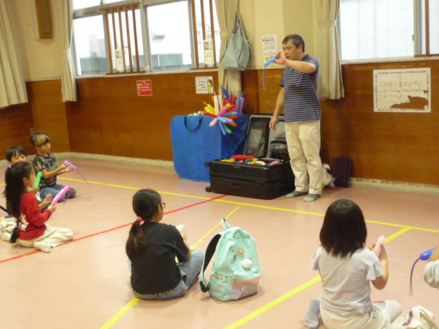 ペンシルバルーンであそぼうの様子の写真1