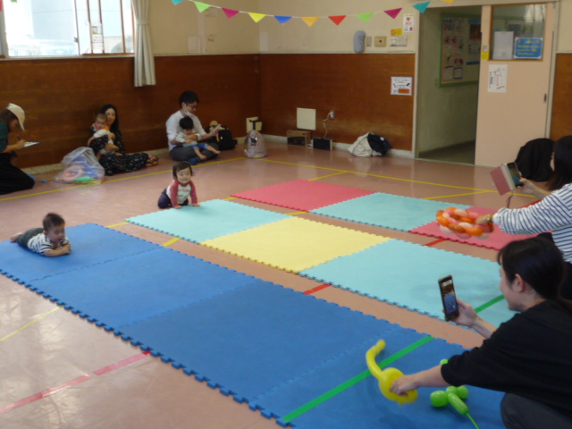 ハイハイ競争選手権の様子の写真1