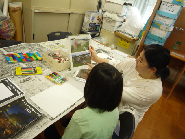 キャンドルホルダーづくりの様子の写真2