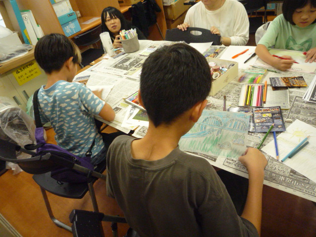 キャンドルホルダーづくりの様子の写真1