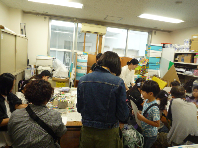 キャンドルホルダーづくりの様子の写真3