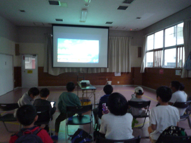 子どもたちがゲームをしている画像