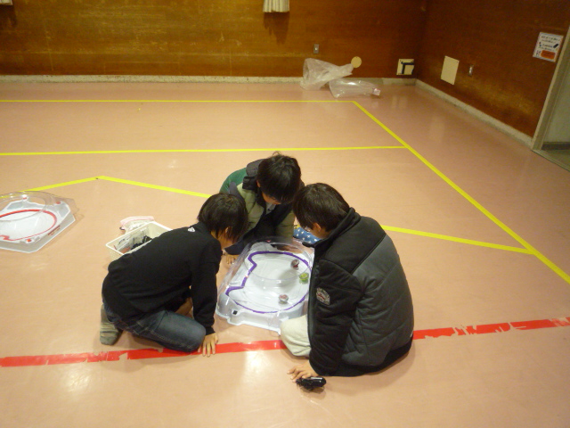 ベイブレードをするこどもの写真