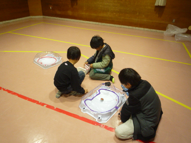 ベイブレードをするこどもの写真2