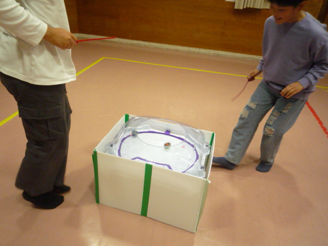 ベイブレードをしている写真2