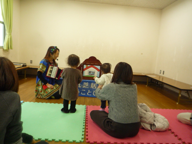 ゆうことぴっぴの紙芝居の様子の写真1