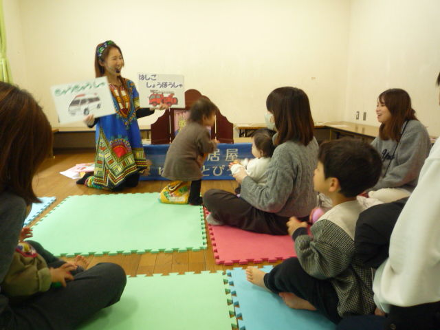ゆうことぴっぴの紙芝居の様子の写真3