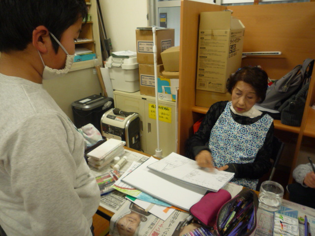 美術クラブの様子の写真1