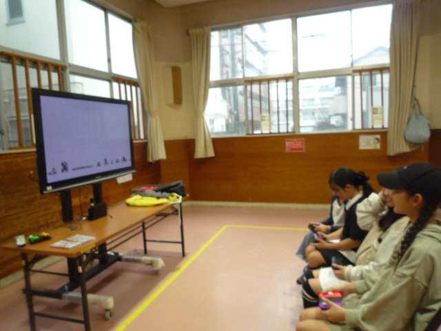 友だちと真剣勝負している写真