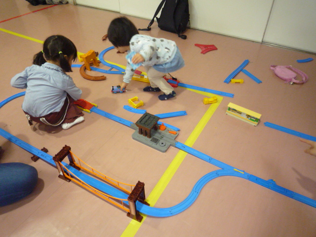 真剣に電車・線路と向き合う子どもの写真