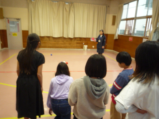 真剣にボッチャの球を投げる写真