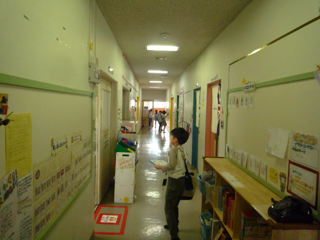 長い廊下の文字をさがす写真