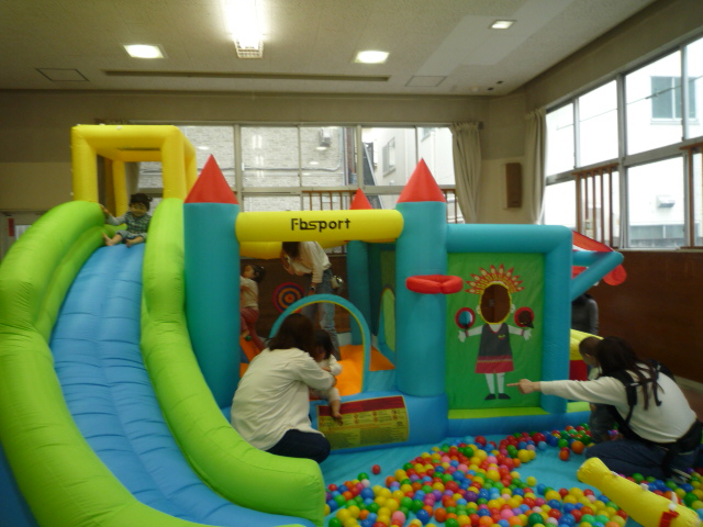 エアー遊具でたくさん遊ぶ写真