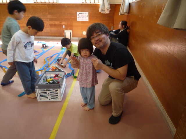 お父さんと一緒にプラレールを楽しみます写真