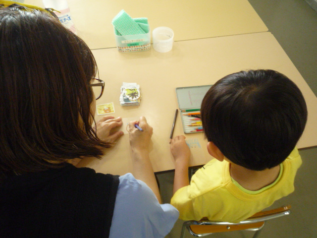 親子でプラバンを作っている写真