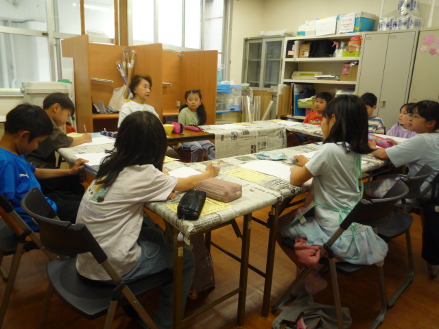 先生から説明を受けている写真