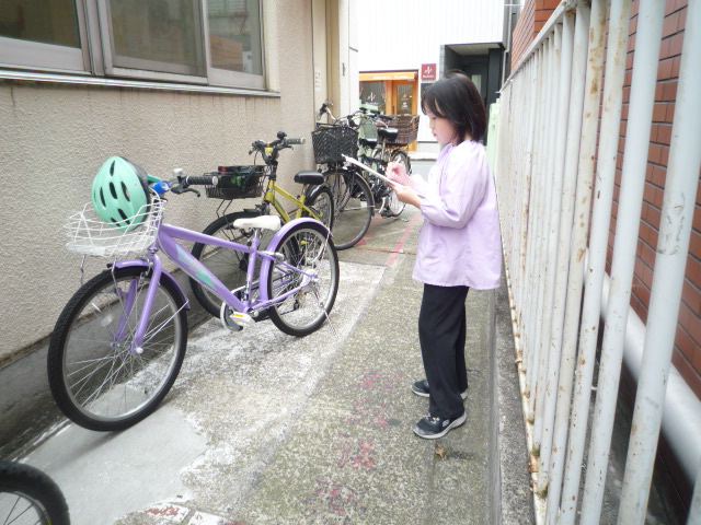 自転車を見ながら絵を描く写真