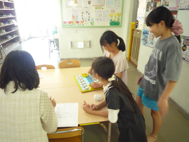 マンカラをする子どもたち