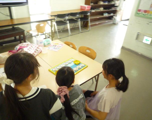 マンカラをする子どもたち