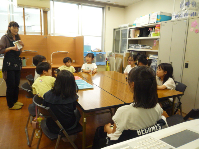 館長の説明を聞く子どもたちの写真