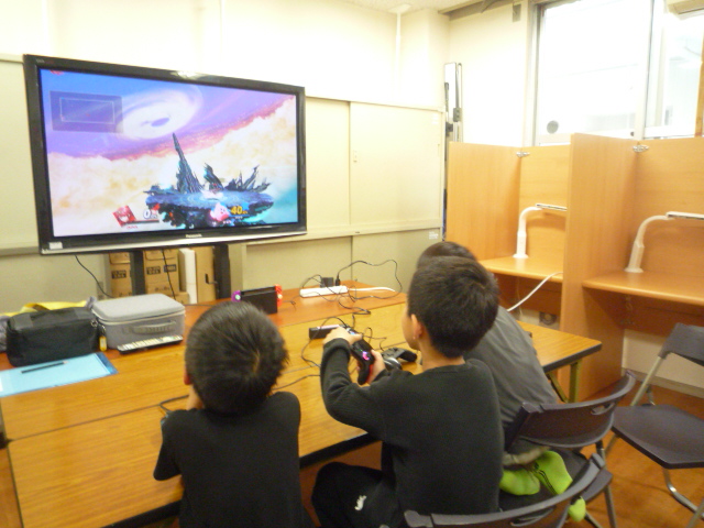 大画面でゲームをする子どもたち