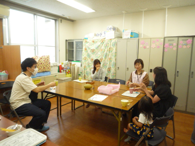 マルコカフェで団らんする様子の写真