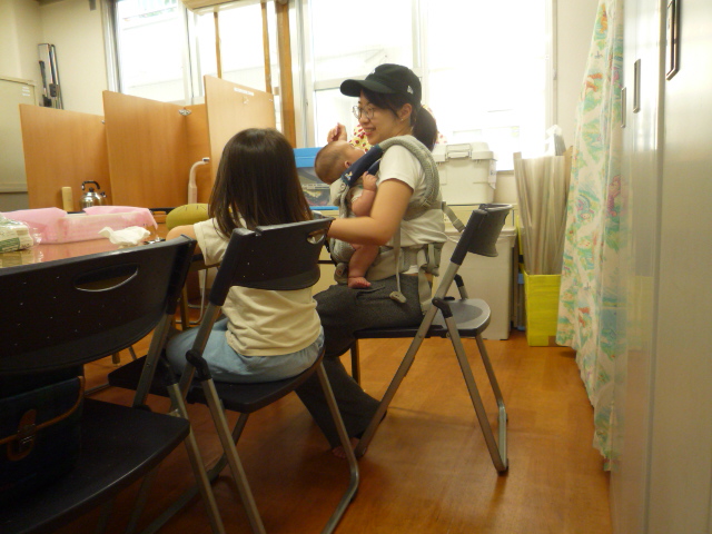 乳幼児親子さんが楽しそうにカフェを利用している写真