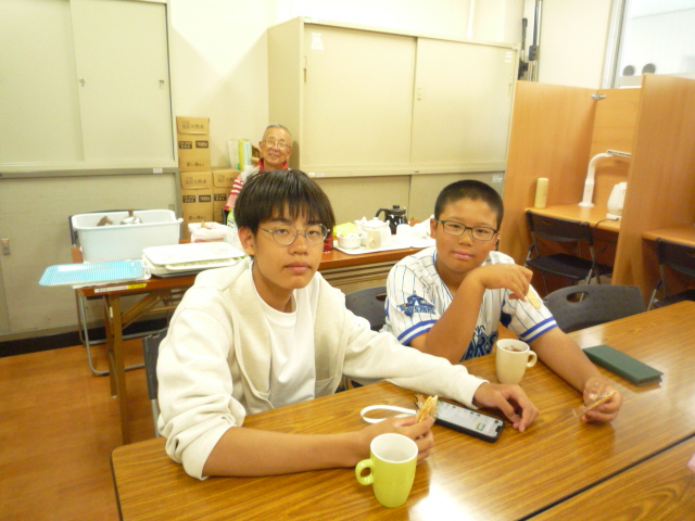 協力くださった運営協議会会長と遊びに来た子どもたちの写真