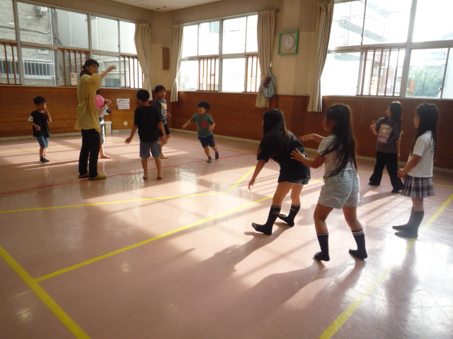 ドッジボールを楽しむ小中学生たち