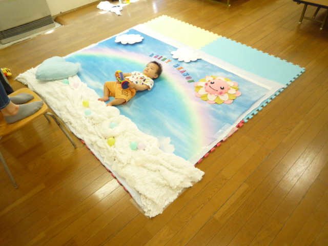 おひるねアートでかわいくポーズする赤ちゃんの写真