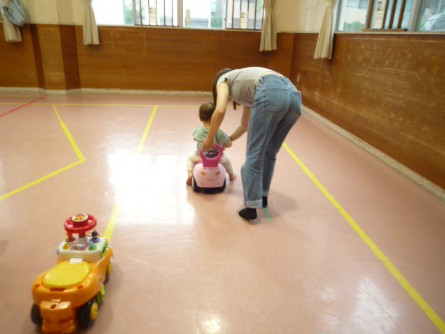 コンビカーを楽しむ親子の写真