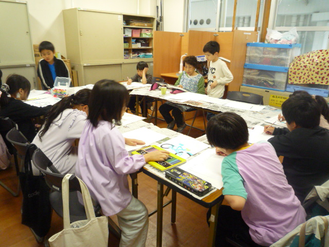 ポスターを描いている写真