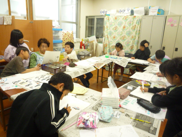皆で楽しくポスターを描いている写真