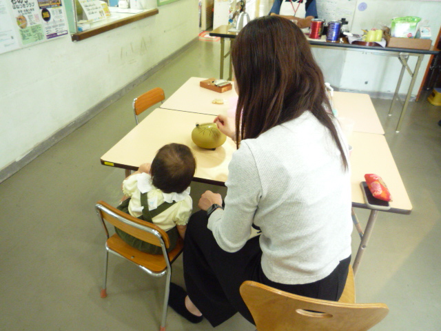 カフェでくつろぐ乳幼児親子