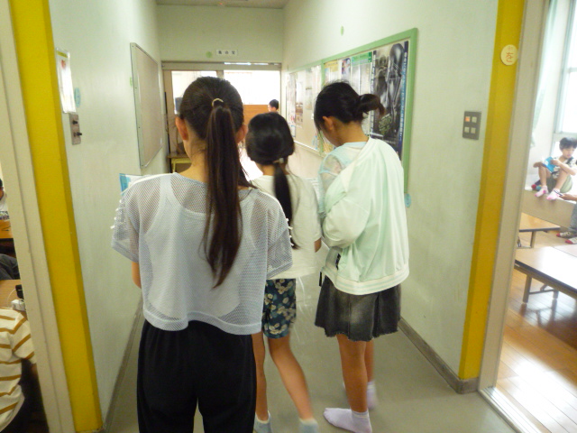 なぞときを楽しむ子どもたちの写真