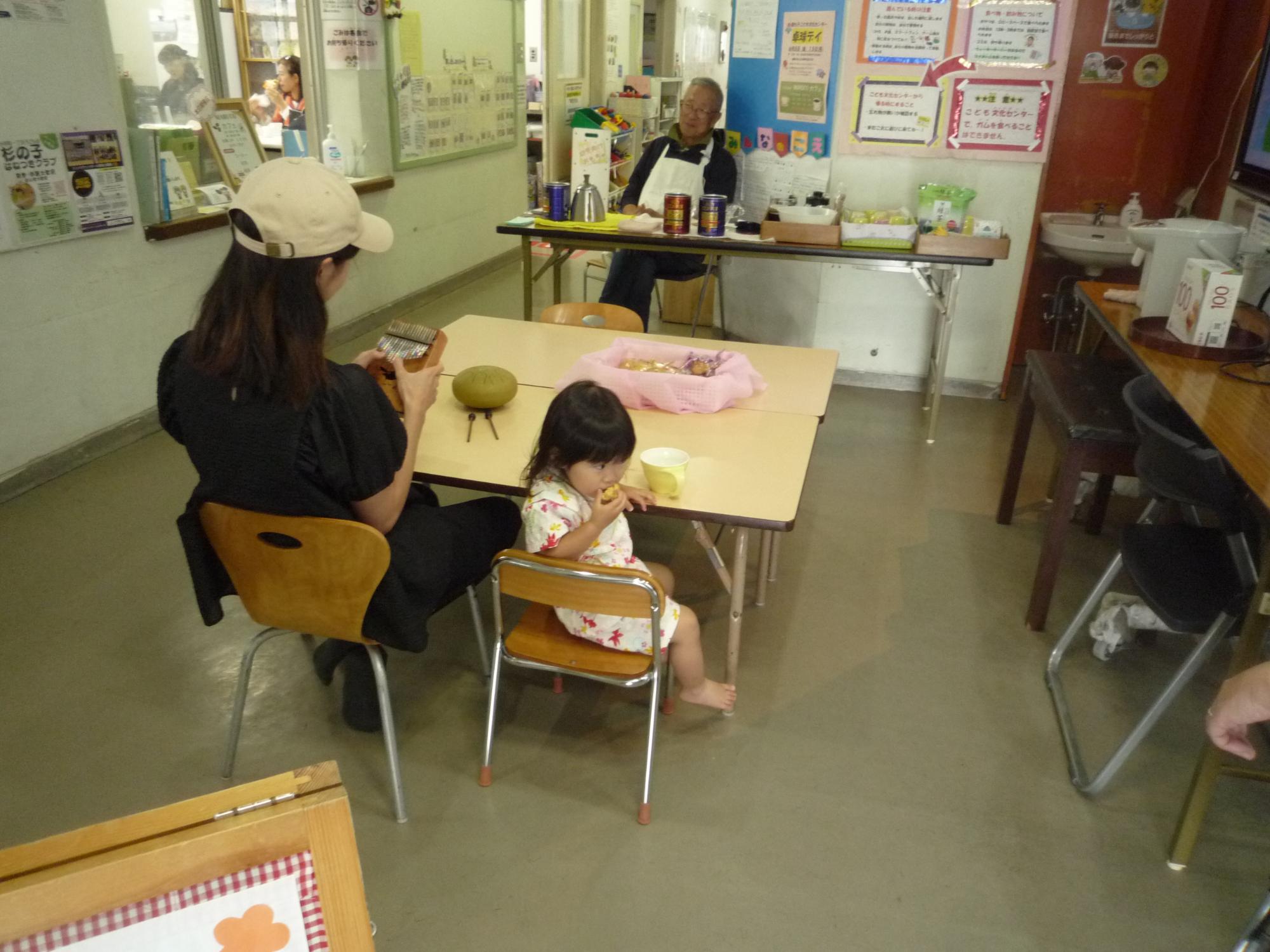 カフェを楽しむ乳幼児親子