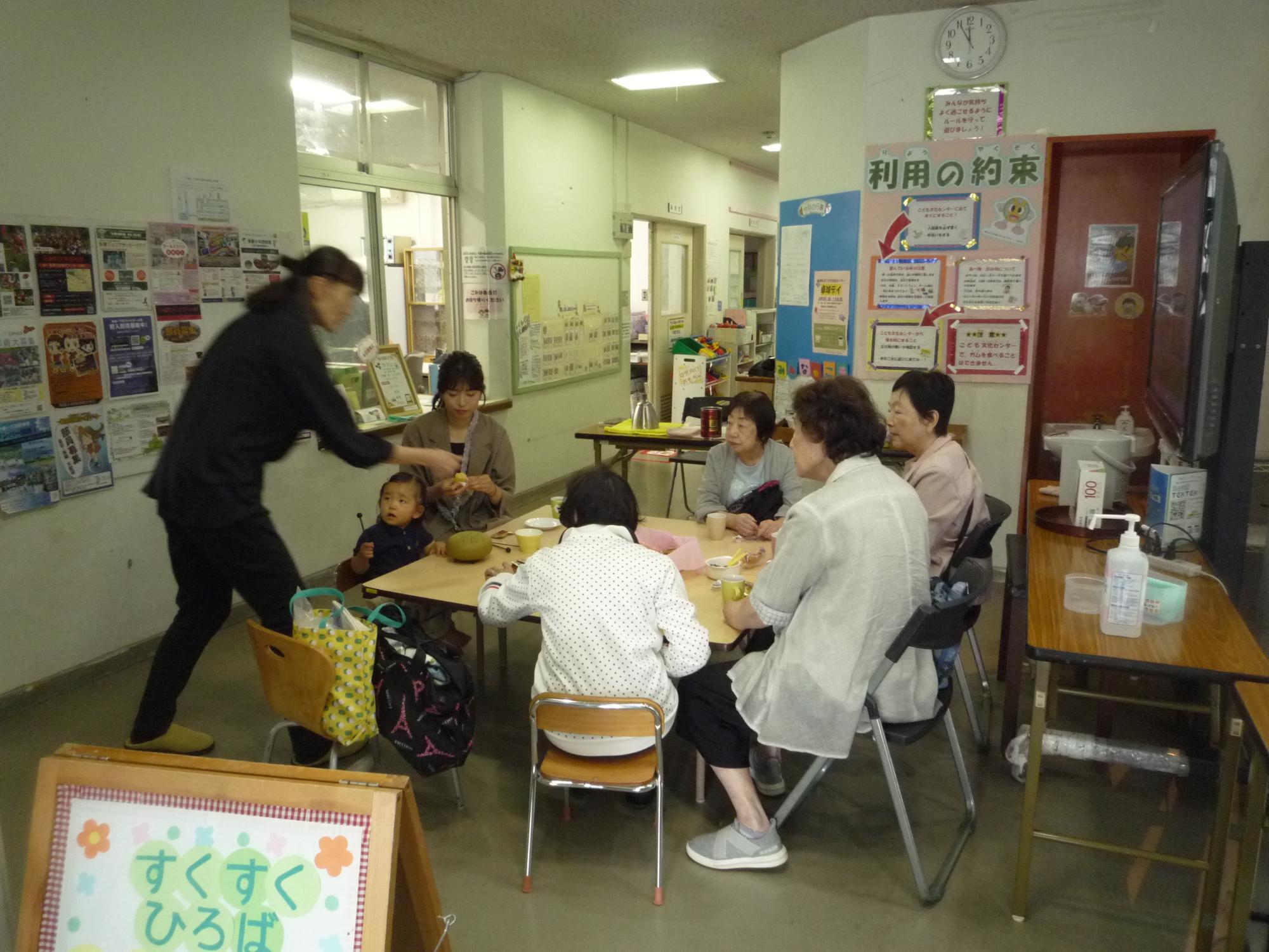 和やかにカフェを楽しむ地域住民のみなさま